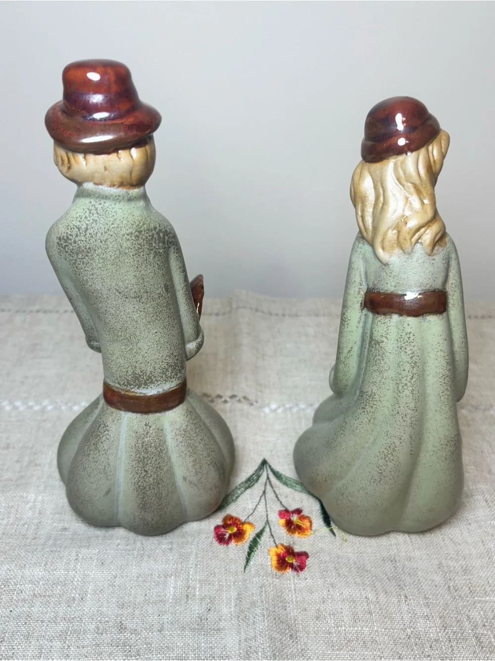 Pier 1 Thanksgiving Pilgrim Figurines 1970s Ceramic Set of 2 Folk Art MCM